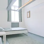 Sleepover Center Guestrooms بيت ضيافة 3*